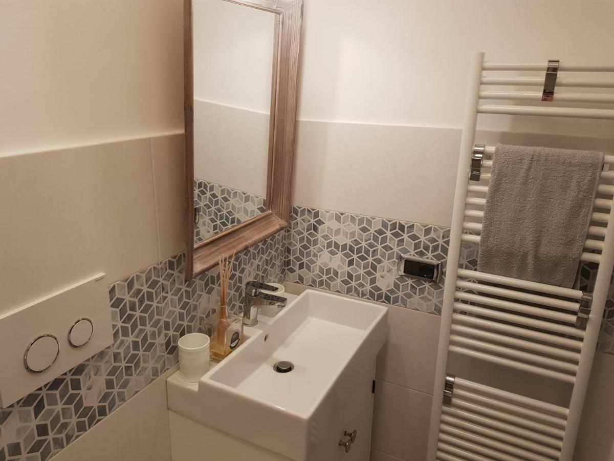 شقة Modern Flat With Panoramic Terrace In Zuccarello المظهر الخارجي الصورة